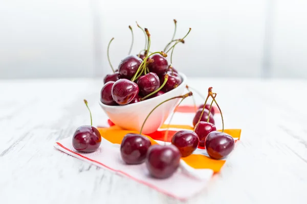 Cerejas frescas em uma tigela — Fotografia de Stock