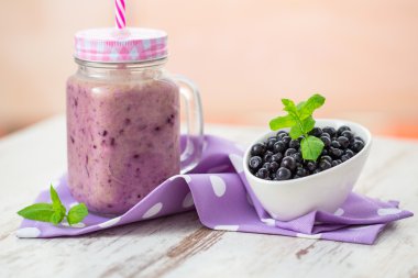 bir cam kavanoza Blueberry smoothie