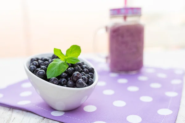 Blueberry smoothie in een glazen pot — Stockfoto