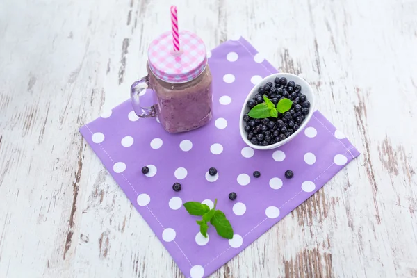 Blueberry smoothie in een glazen pot — Stockfoto