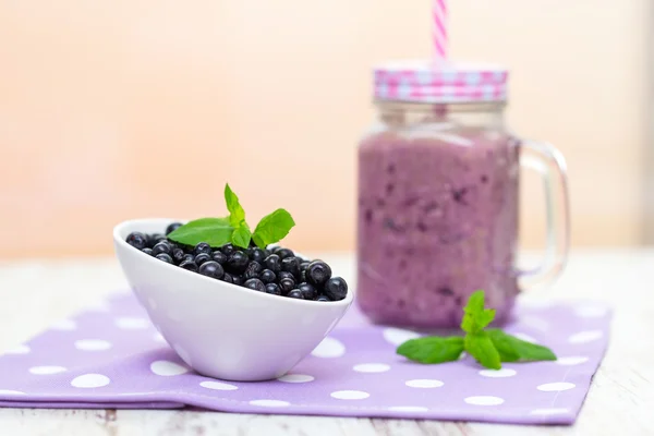 Blueberry smoothie in een glazen pot — Stockfoto