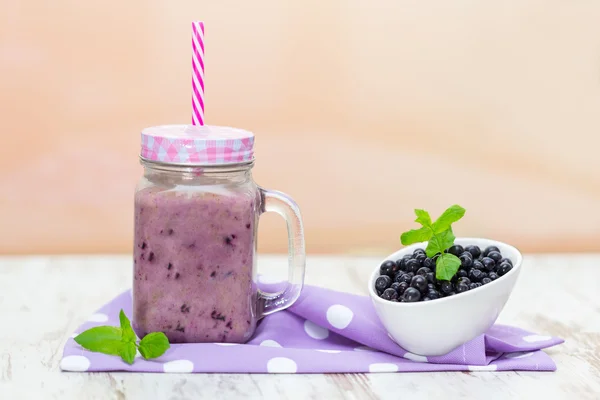 Bir cam kavanoza Blueberry smoothie — Stok fotoğraf