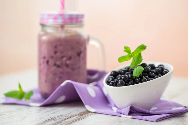 Blueberry smoothie in een glazen pot — Stockfoto