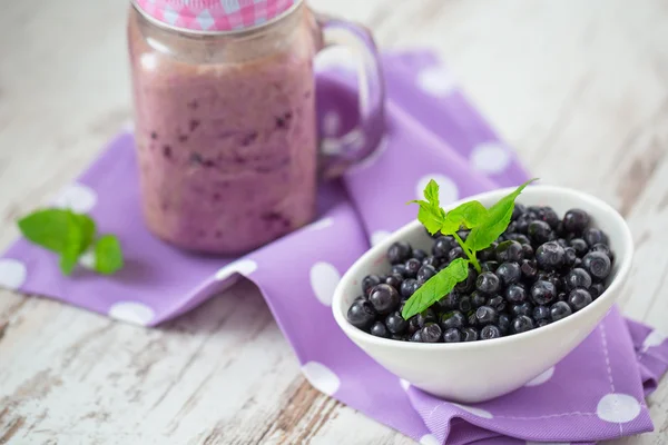 Batido de arándanos en un frasco de vidrio — Foto de Stock