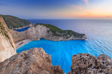 Gün batımında batık kumsalda Zakynthos Adası