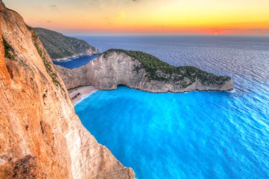 Gün batımında batık kumsalda Zakynthos Adası