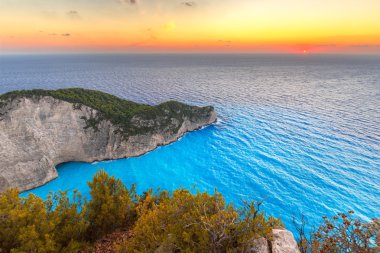 Gün batımında batık kumsalda Zakynthos Adası