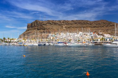 Puerto de Mogan, küçük balıkçı limanı Gran Canaria üzerinde Marina