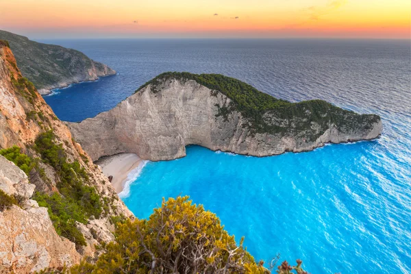 Spiaggia di relitto al tramonto sull'isola di Zante — Foto Stock