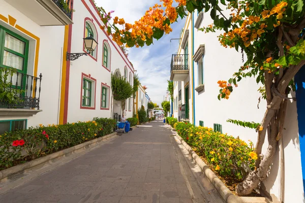 Bilfria gränd i hamnområdet i puerto de Mogán — Stockfoto