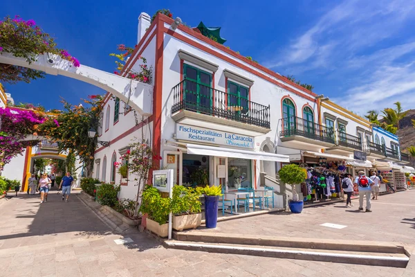 Fußgängerzone in der Hafengegend von Puerto de Mogan — Stockfoto