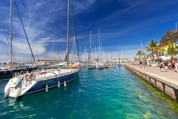 Пристань для яхт Пуерто де Mogan, невеликого рибальського порту на острові Гран-Канарія — стокове фото