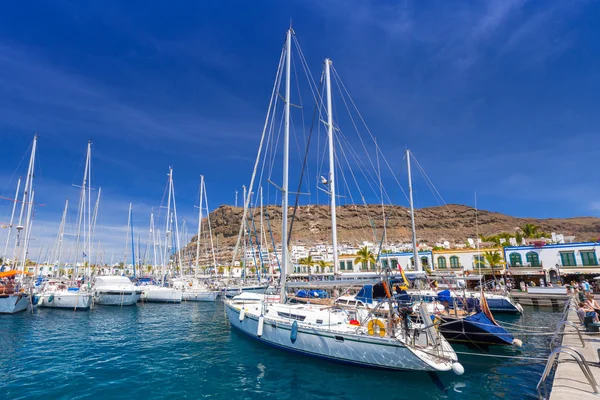 Marina del Puerto de Mogan, un pequeño puerto pesquero en Gran Canaria — Foto de Stock