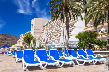 Güneş tatil cenneti Lago Taurito havuzda