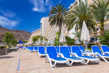 Güneş tatil cenneti Lago Taurito havuzda