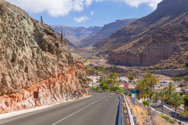 Gran Canaria adasında sahil şeridi yolu