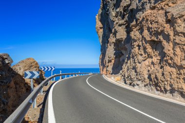 Gran Canaria adasında sahil şeridi yolu