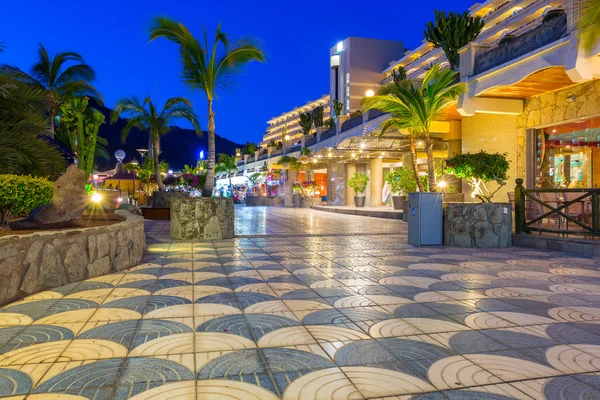 Beach och Resort Complex i Taurito på natten, Gran Canaria — Stockfoto