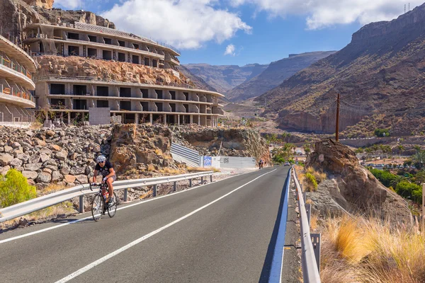 Cyclist on the mountain road of Gran Canaria — Stock Photo, Image