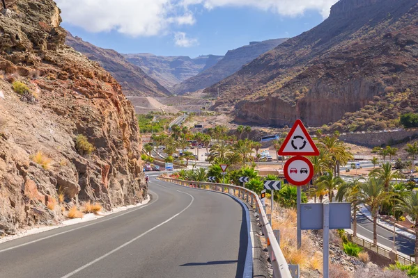 Cyclist on the mountain road of Gran Canaria — Stock Photo, Image