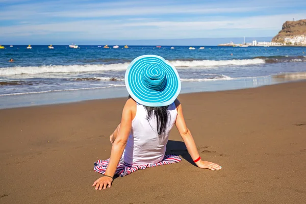 Kumsalda güneş tatil zevk şapkalı kadın — Stok fotoğraf