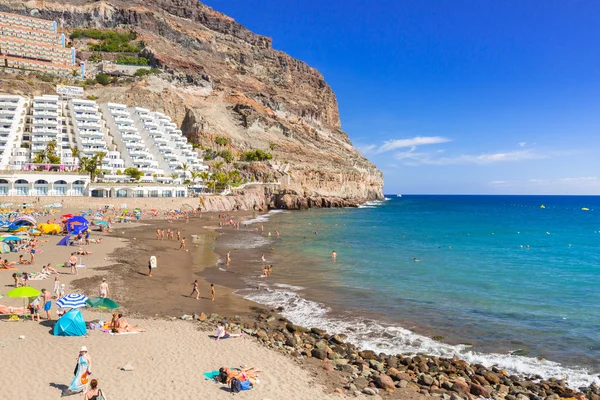 Touristes en vacances au soleil à la plage de Taurito — Photo