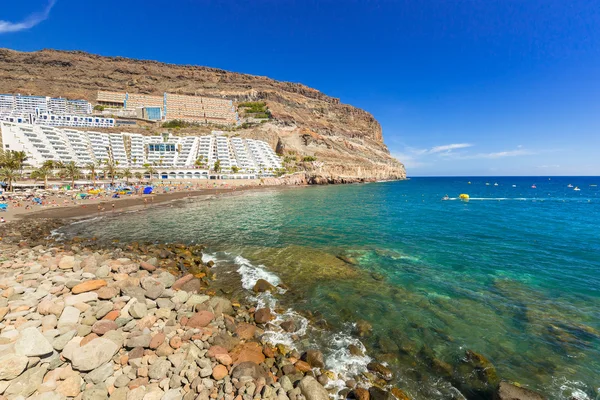 Ourists on sun holidays at the Taurito beach — Stock Photo, Image