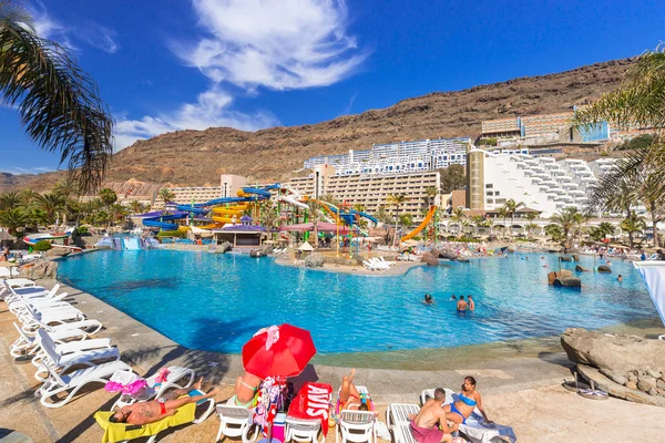 Turistas en vacaciones de sol en el parque acuático Lago Taurito — Foto de Stock