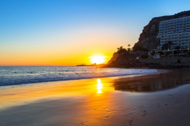 Gran Canaria Adası'nda Atlantik Okyanusu üzerinden günbatımı