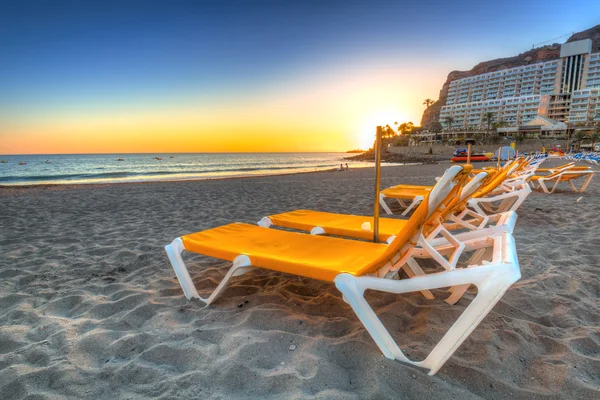 Liegestühle am Strand von Taurito bei Sonnenuntergang — Stockfoto