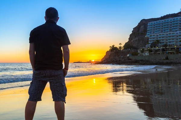 Homme observant le coucher du soleil sur l'océan Atlantique à Gran Canaria — Photo