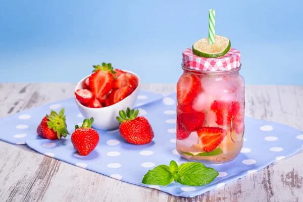 Summer strawberry lemonade — Stock Photo, Image