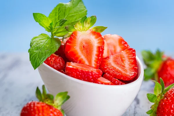 Fresas en un tazón —  Fotos de Stock