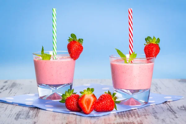 Glazen strawberry smoothie — Stockfoto