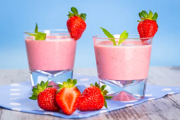 Gläser Erdbeer-Smoothie — Stockfoto
