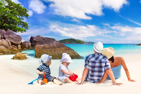 Solen semester på den tropiska stranden — Stockfoto