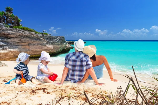 Solen semester på den tropiska stranden — Stockfoto