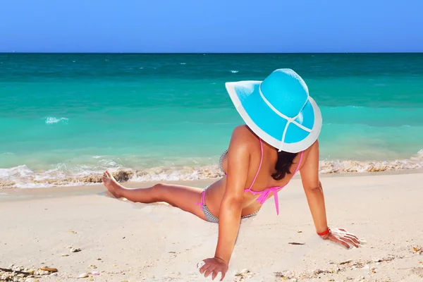 Femme en chapeau profitant des vacances au soleil — Photo