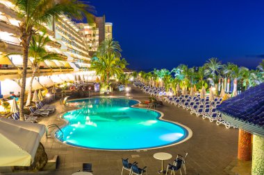 Gece Paradise Lago Taurito otelin havuz alanı