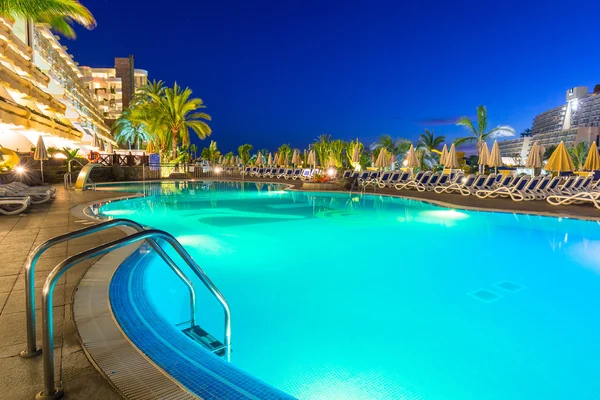 Poolbereich des paradieses lago taurito hotel bei nacht — Stockfoto