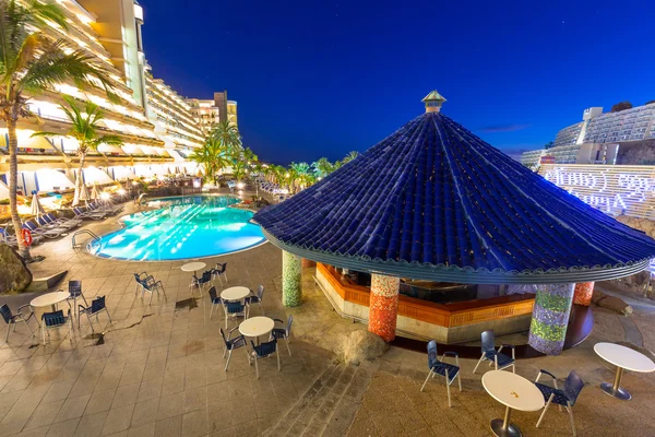 Pool area of Paradise Lago Taurito hotel at night — Stock Photo, Image