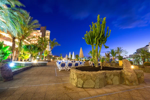 Área de piscina do hotel Paradise Lago Taurito à noite — Fotografia de Stock