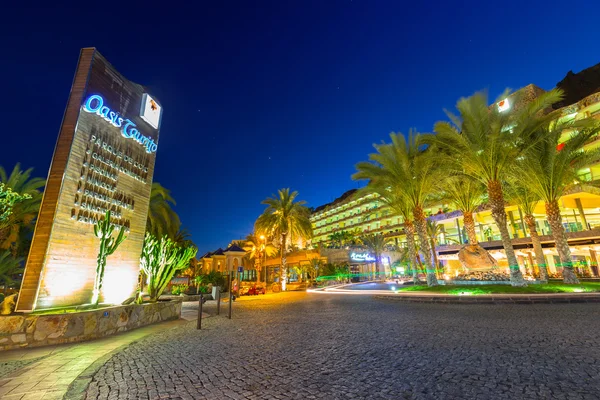Építészet a Paradise Oasis Taurito szálloda éjjel — Stock Fotó