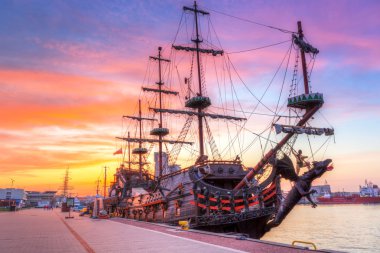 Korsan gemisi günbatımında Gdynia limanında