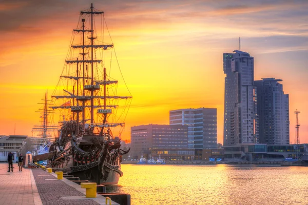 Puesta de sol en la ciudad de Gdynia en el mar Báltico — Foto de Stock
