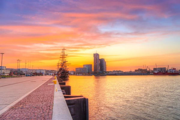 Solnedgång i Gdynia staden på Östersjön — Stockfoto