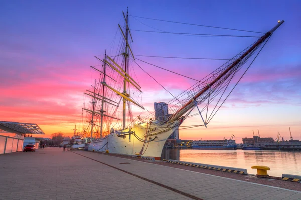 Veleiro no porto de Gdynia ao pôr-do-sol — Fotografia de Stock