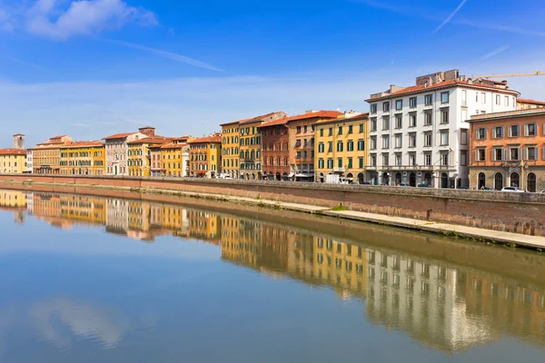 Casco antiguo de Pisa con reflejo en el río Arno — Foto de Stock