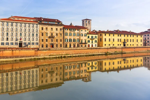Casco antiguo de Pisa con reflejo en el río Arno — Foto de Stock