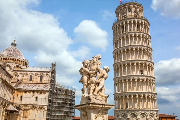 Torre inclinada de Pisa en el día soleado — Foto de Stock